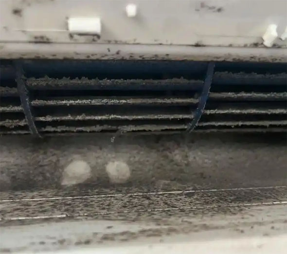 故城空调吹的风有股烧焦味是怎么回事